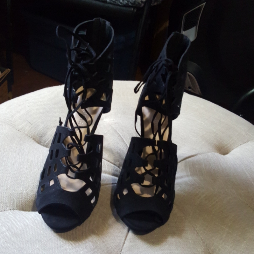 Shoes - Picture 2 of 4